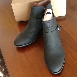 Zipper ankle bootie NWOT